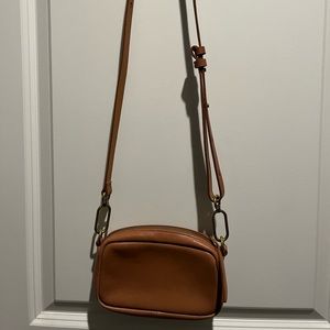 Madewell The Leather Carabiner Mini
Crossbody Bag